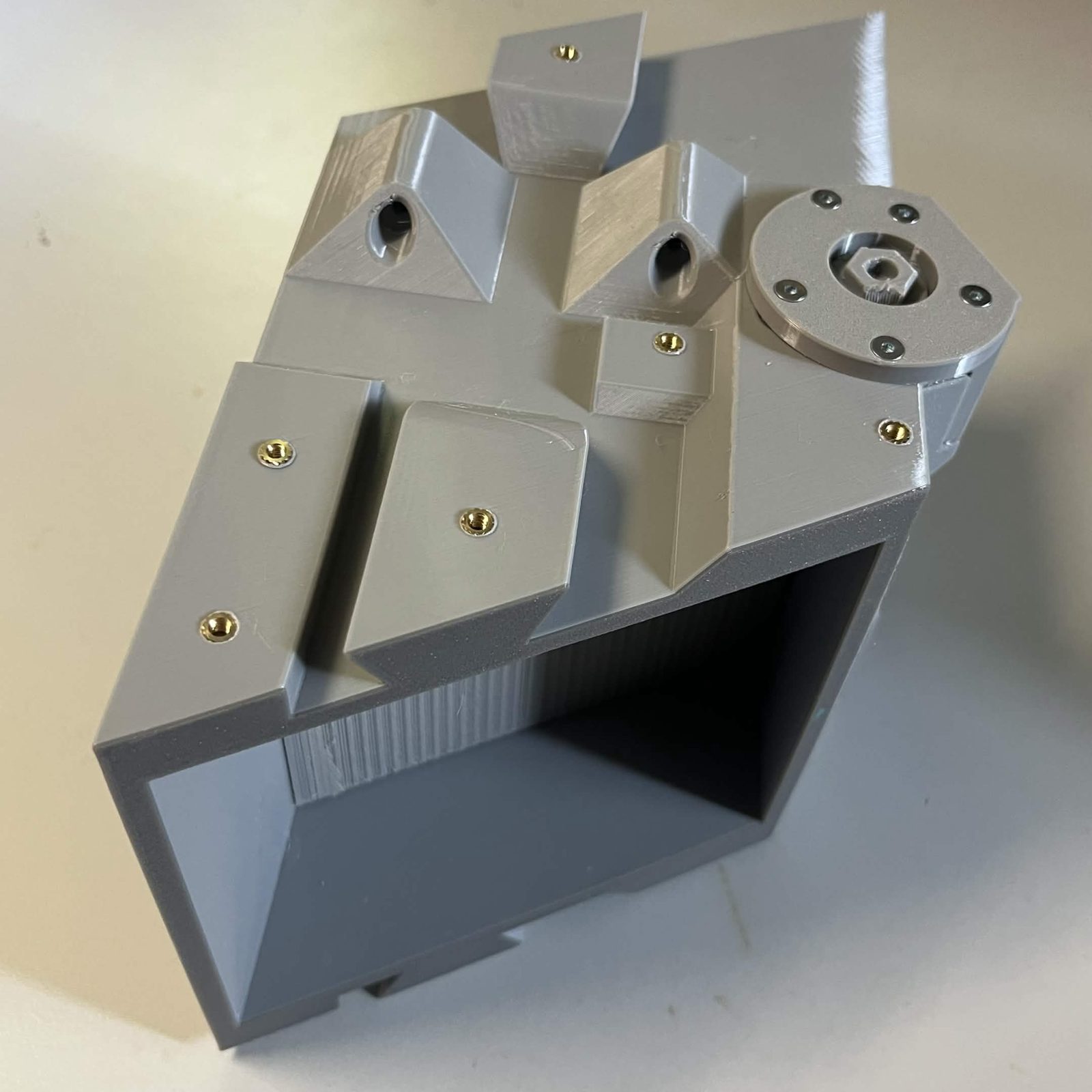 The other side of the same assembly, the bearing cover with the hexagonal socket in the middle, door closed